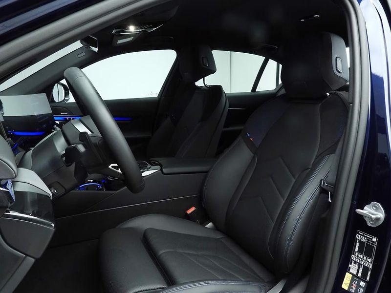 BMW i5 xDrive40 M-Sport 4zon H/K Vent - fotka 8 z 30