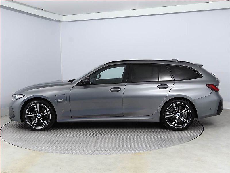 BMW Řada 3 (2022) M Sport 330 e xDrive - fotka 3 z 25
