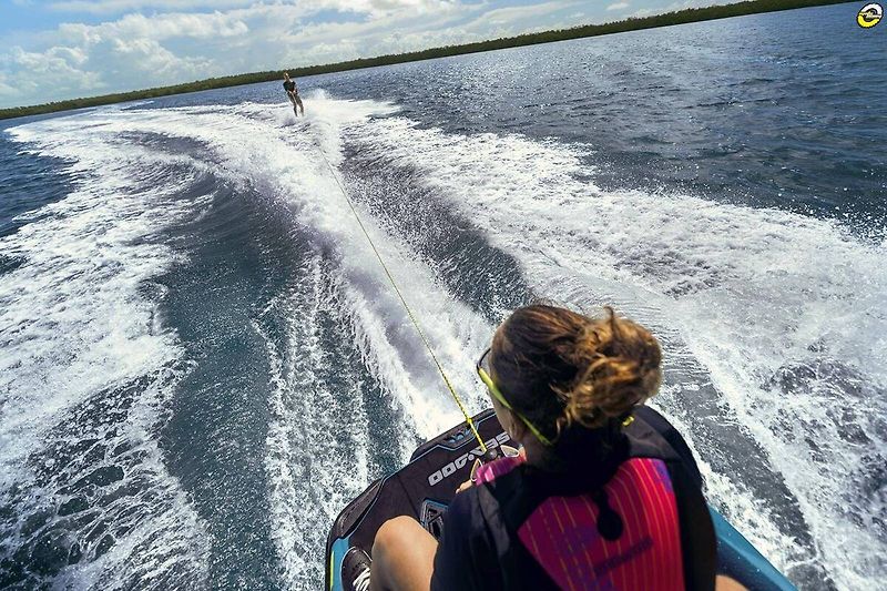 Sea Doo (2027) WAKE 230 PRO 3-up 230hp Audio - fotka 8 z 9