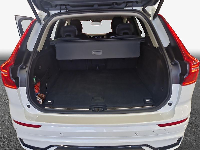 Volvo XC60 B5 AWD Plus Dark - fotka 8 z 15