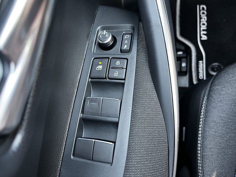 Toyota Corolla SD 1.8 Hybrid ODBĚR ihned - fotka 27 z 33