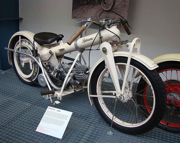 Motocykl z produkce firmy Bekamo z roku 1922. Tento stroj byl vyroben s dřevěným rámem, z obou stran pokrytým plechovými výztuhami.