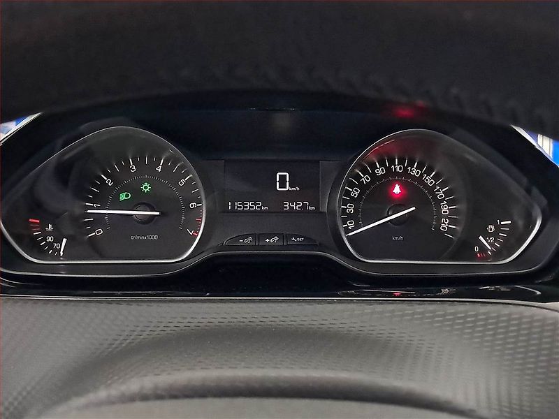 Peugeot 2008 (2018) 1.2 PureTech, Xenony, Tempomat - fotka 11 z 16