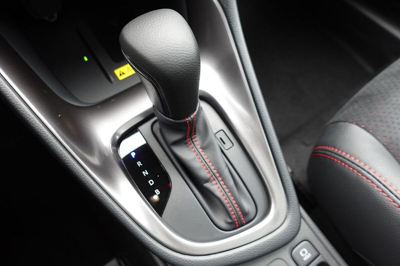 Toyota Yaris 1,5 HEV GR SPORT VIP Skyview - fotka 20 z 35