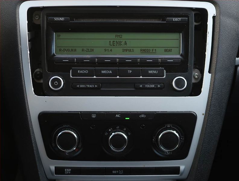 Škoda Octavia (2009) Ambiente 1.9 TDI, Serv.kniha - fotka 12 z 18