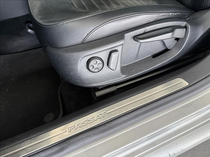 Volkswagen Passat 2,0   DSG,HIGHLINE,SERVISKA - fotka 15 z 30
