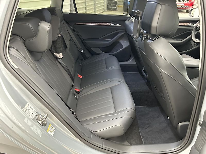Škoda Superb 2.0 TDI L & K - fotka 30 z 33