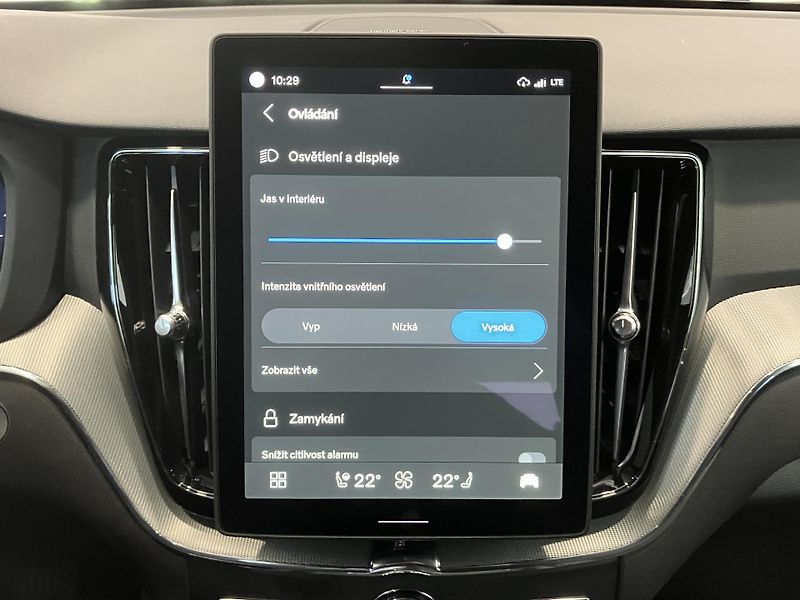 Volvo XC60 T6 eAWD Black Edition Plus AT8 - fotka 33 z 41