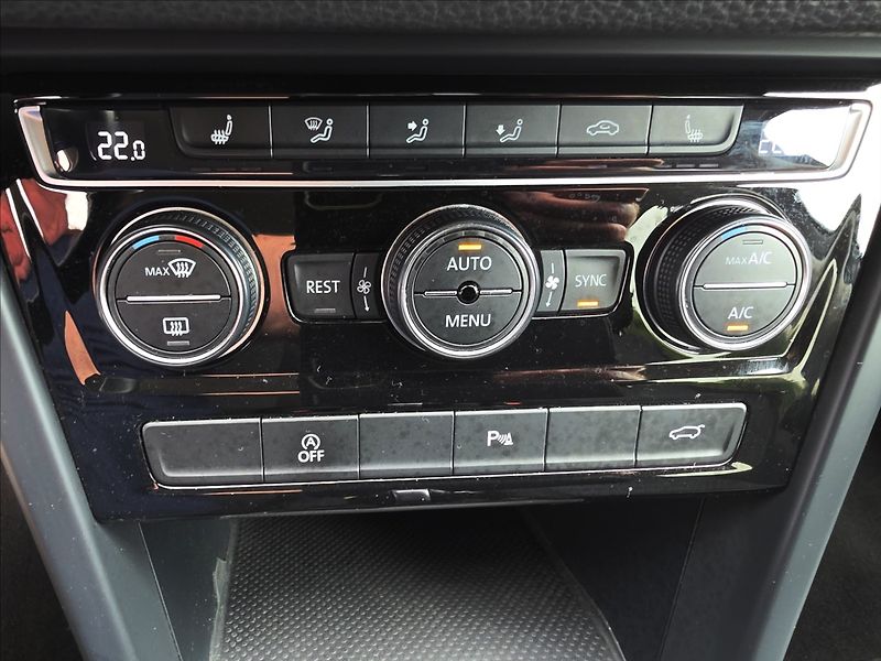 Volkswagen Touran 1,4 TSi 110KW DSG 7 MÍSTNÝ - fotka 21 z 52