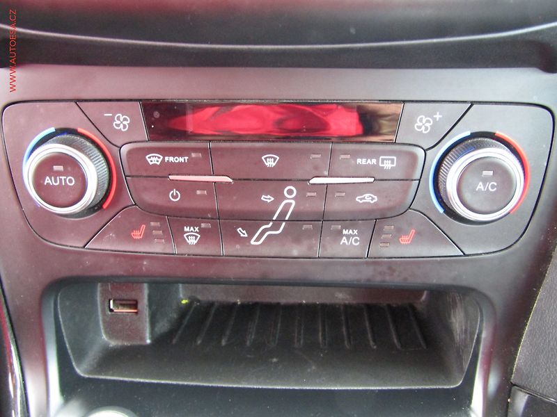 Ford Focus (2015) 1.5 EB, AT, bixen, autoAC - fotka 14 z 18