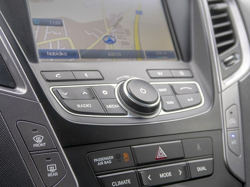 Hyundai Santa Fe (2013) ČR 11/13 2.2D 145KW – VÝBAVA - fotka 31 z 61