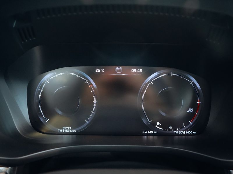 Volvo XC60 B4 AWD Momentum Pro - fotka 20 z 28