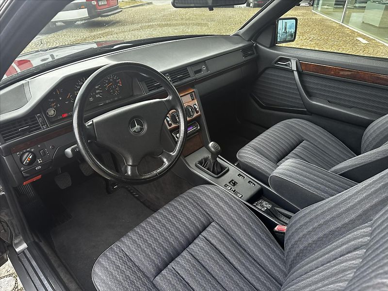 Mercedes-Benz 124 124 230 CE - fotka 4 z 14