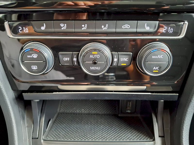 Volkswagen Golf (2015) Variant HighLine 1,6TDi 77kW - fotka 26 z 32