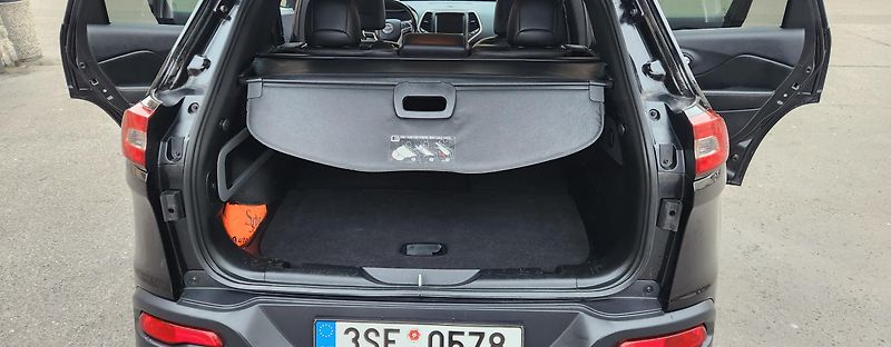 Jeep Cherokee (2015) 2.0D MJET LIMITED AWD LED DPH - fotka 19 z 54