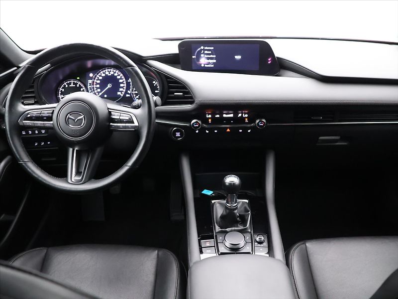Mazda 3 2,0 Skyactiv-X180 GT Plus Bose - fotka 28 z 36
