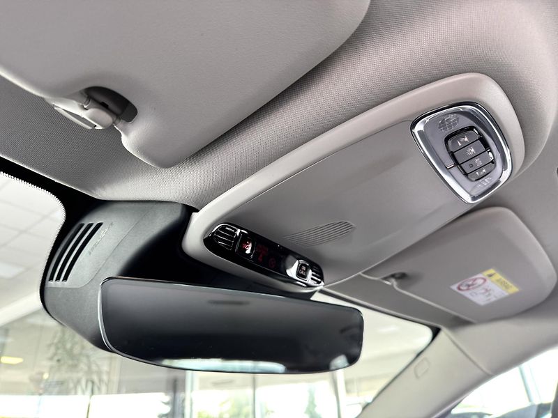 Volvo V60 B4 AUT*145kW*KeyLess*Tažné - fotka 18 z 31