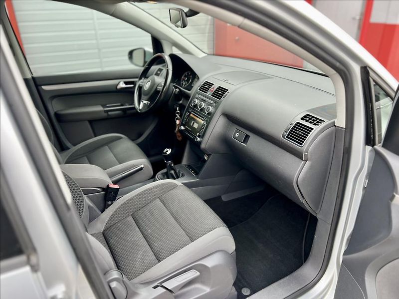 Volkswagen Touran 1,6 TDi  NAVI / kamera / ALU - fotka 19 z 44