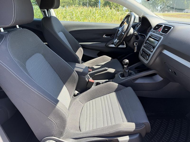 Volkswagen Scirocco 1.4 TSI 90KW PANORAMA ROZVODY - fotka 29 z 37