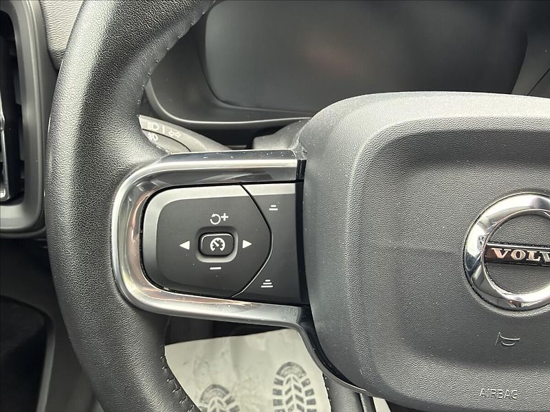 Volvo XC40 1.5 T3 Momentum/Panorama - fotka 16 z 29