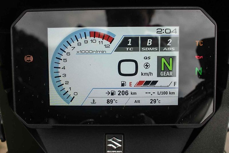 Na V-Strom může bez potíží usednout i jezdec menší postavy.