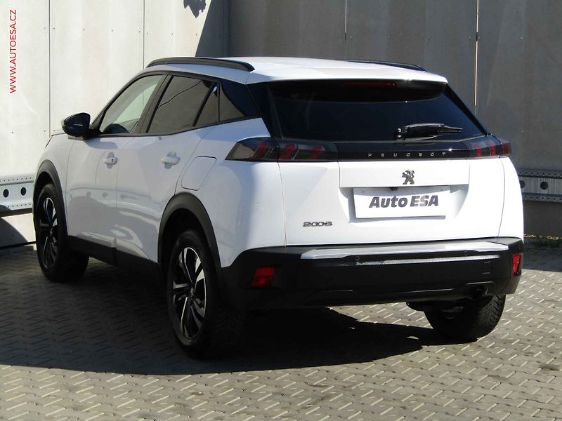 Peugeot 2008 (2021) 1.2 PT, ČR, LED - fotka 6 z 18