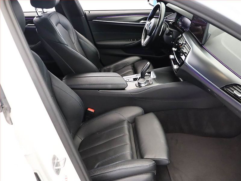 BMW Řada 5 (2021) M Sport 530d xDrive - fotka 7 z 21
