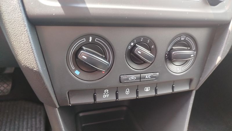 Škoda Rapid (2014) 1.2 TSi  top stav  - fotka 13 z 27