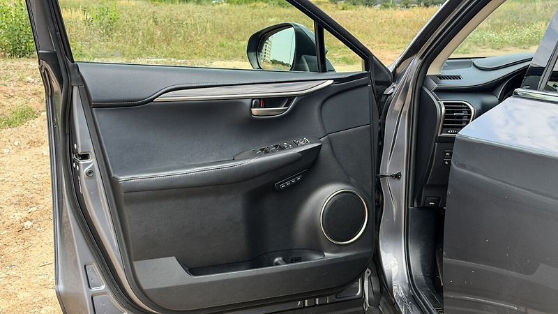 Lexus NX 300h 300H 2,5 HEV PREMIUM (LUXURY) - fotka 9 z 33