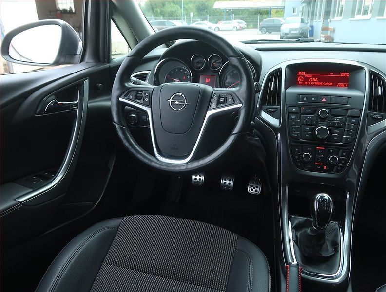 Opel Astra (2014) 1.6 T, Xenony, Tempomat - fotka 7 z 17