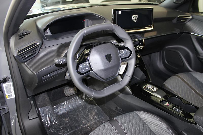 Peugeot 2008 (2026) 2008 ALLURE Hybrid 145 e-DCS6 - fotka 7 z 17