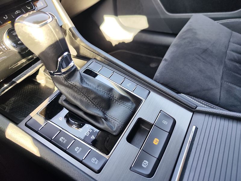 Škoda Superb 2.0 TDI/140kW Style DSG ČR - fotka 23 z 32
