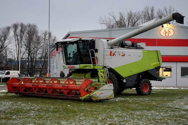 Světla, koledy a obří stroje. Rozsvícení vánočního kombajnu zahájilo advent v Jičíně