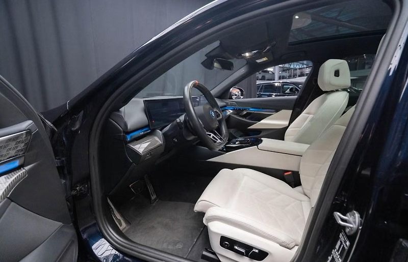 BMW i5 M60 xDrive M SoH 97% 360k Pano - fotka 18 z 27