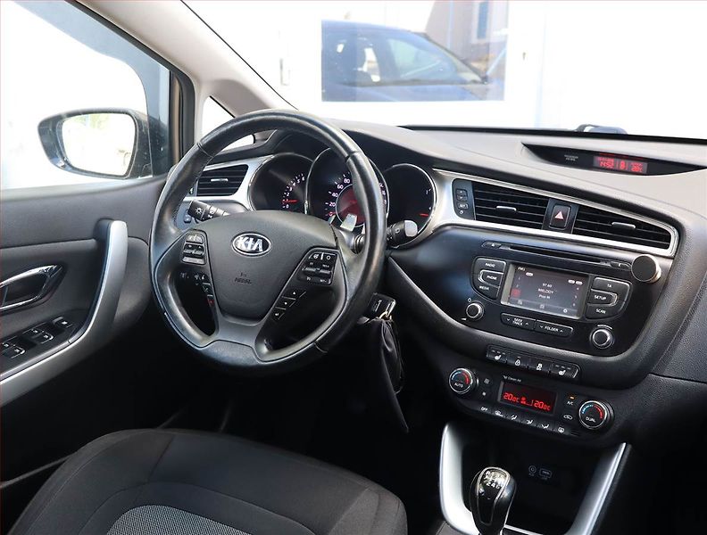 Kia Ceed (2017) 1.6 GDI, Serv.kniha, Tempomat - fotka 7 z 16