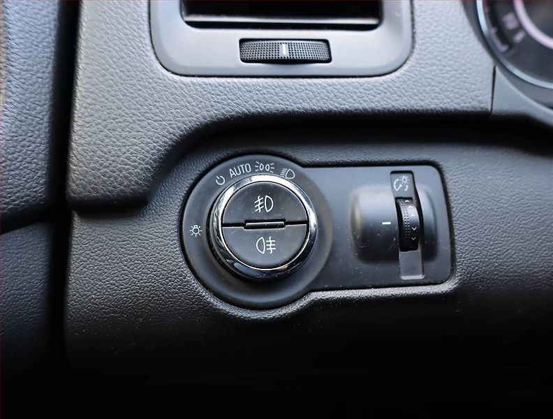 Opel Insignia (2014) 2.0 CDTI, Xenony, Tempomat - fotka 17 z 18