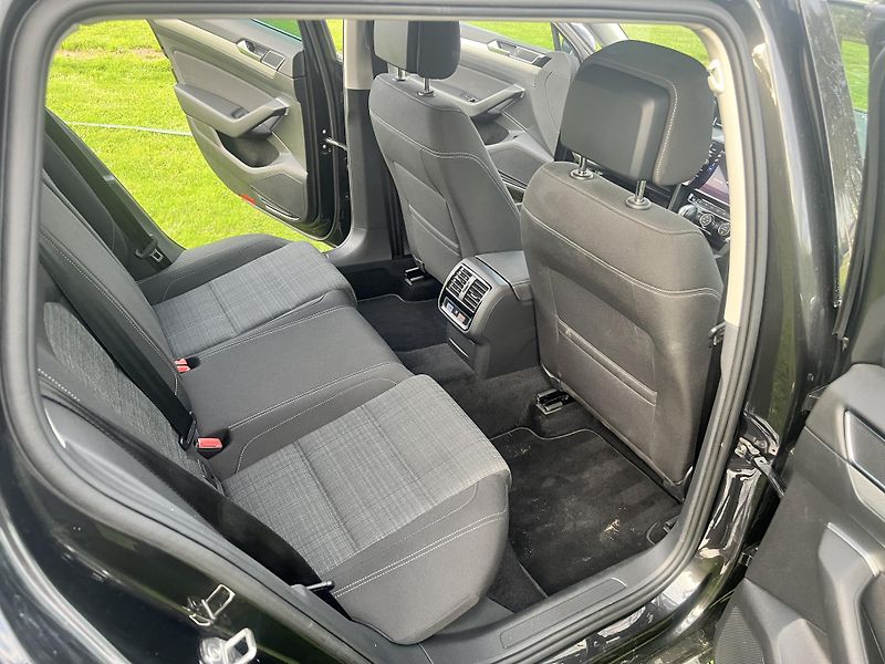 Volkswagen Passat 2.0TDI 110KW,NAVI,LED,APP,ALU - fotka 18 z 47