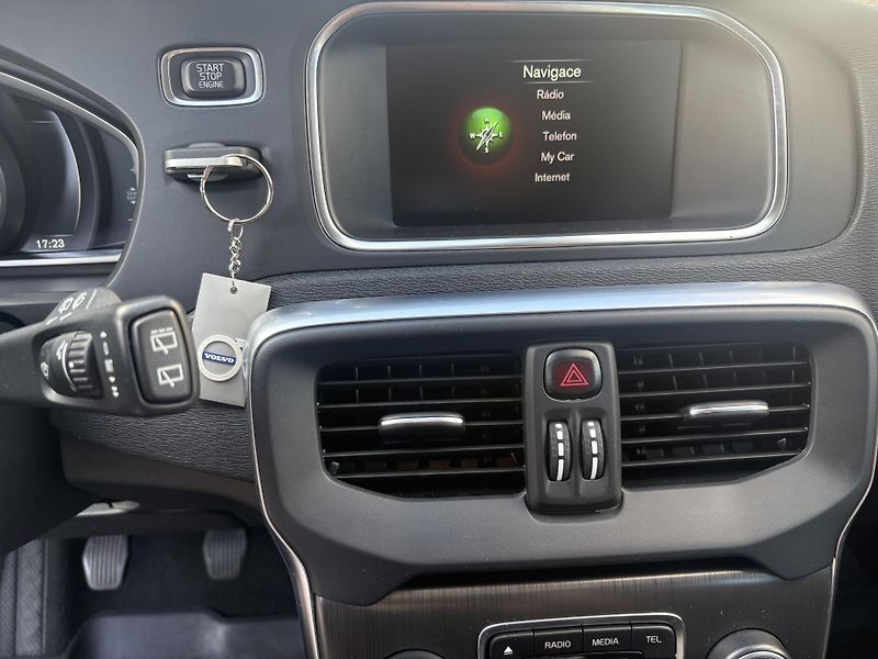 Volvo V40 (2015) D2 MOMENTUM 2.0l TDi - Servis - fotka 12 z 20