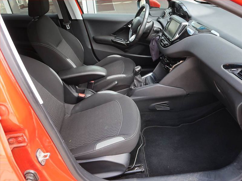 Peugeot 208 (2015) 1.2 PureTech, Tempomat - fotka 9 z 16