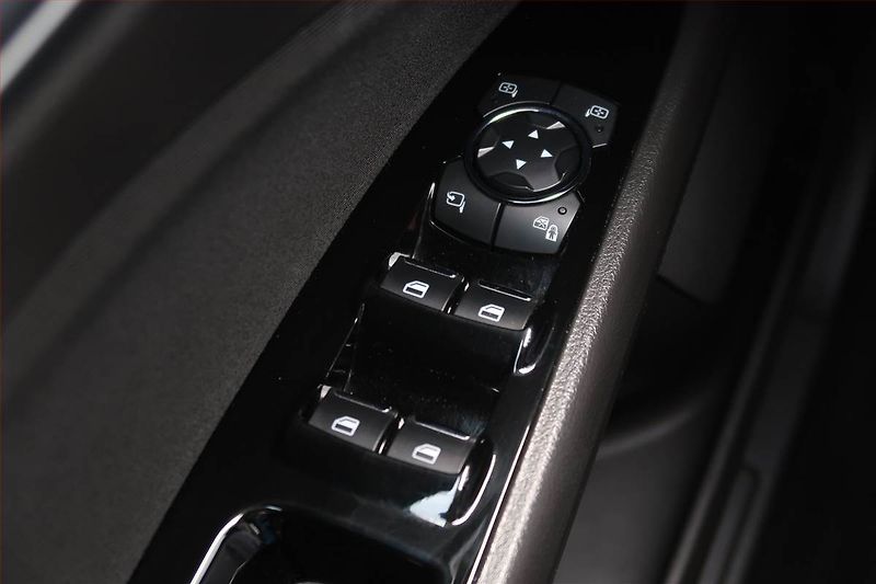 Ford Mondeo (2019) 2.0 TDCI, Automat, Serv.kniha - fotka 18 z 21