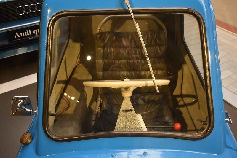 Porovnání parkujících vozů Audi Quattro a Peel P50