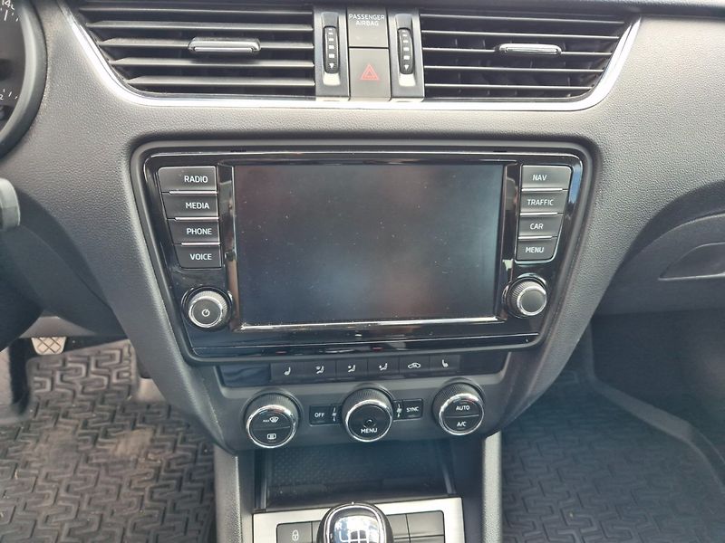 Škoda Octavia (2016) 2.0 TDI JOY TOP NAVI XENONY - fotka 22 z 36