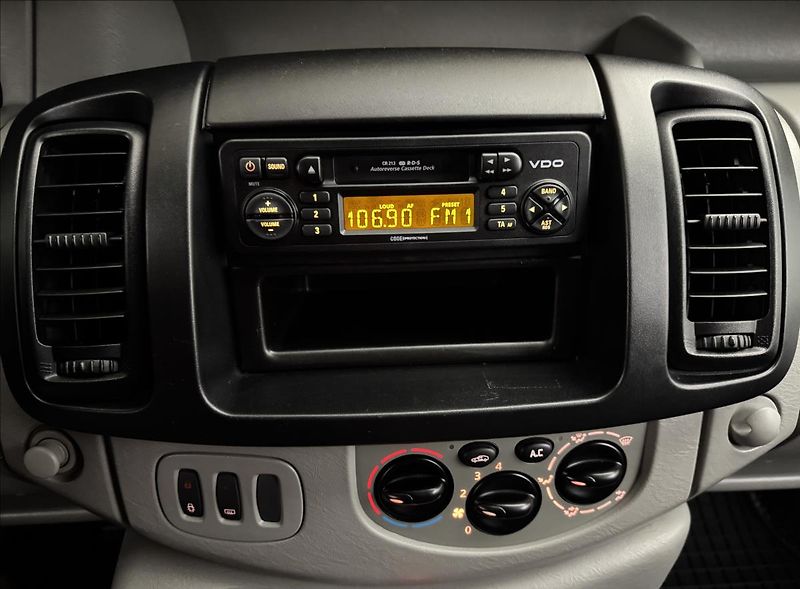 Opel Vivaro 2,5 107kW 9MÍST AC TAŽNÉ 1.MAJ - fotka 12 z 30