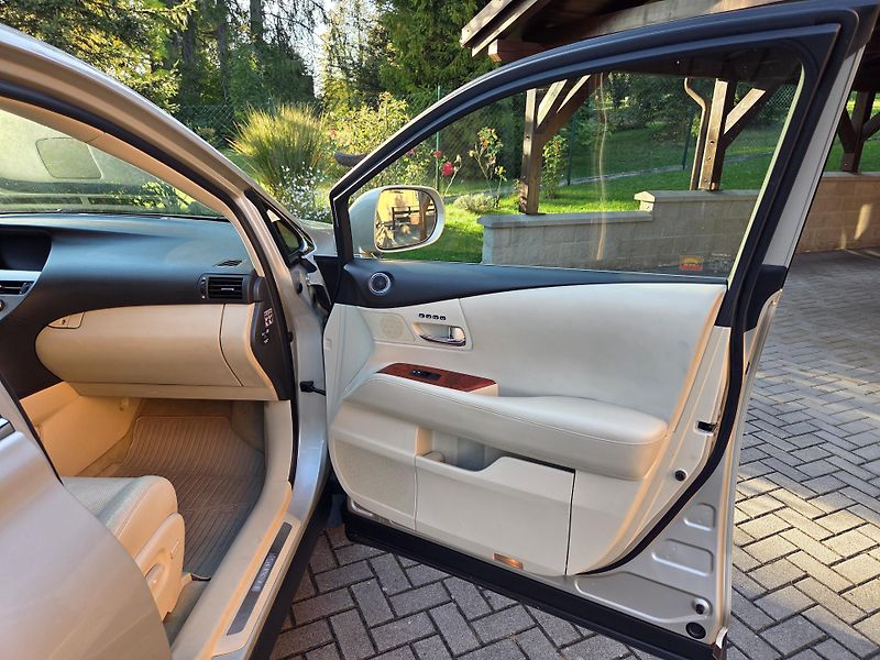 Lexus RX 450h (2011) - fotka 10 z 23