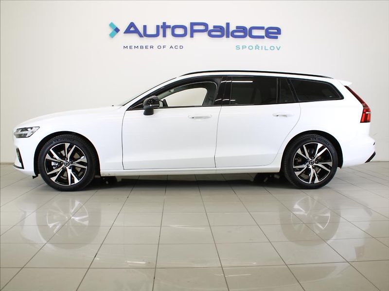 Volvo V60 2,0 B4 PLUS Dark 8880km! ČR - fotka 5 z 22