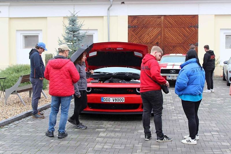 Z podzimního autosrazu v areálu Pivovaru Holanďan v Hlízově.
