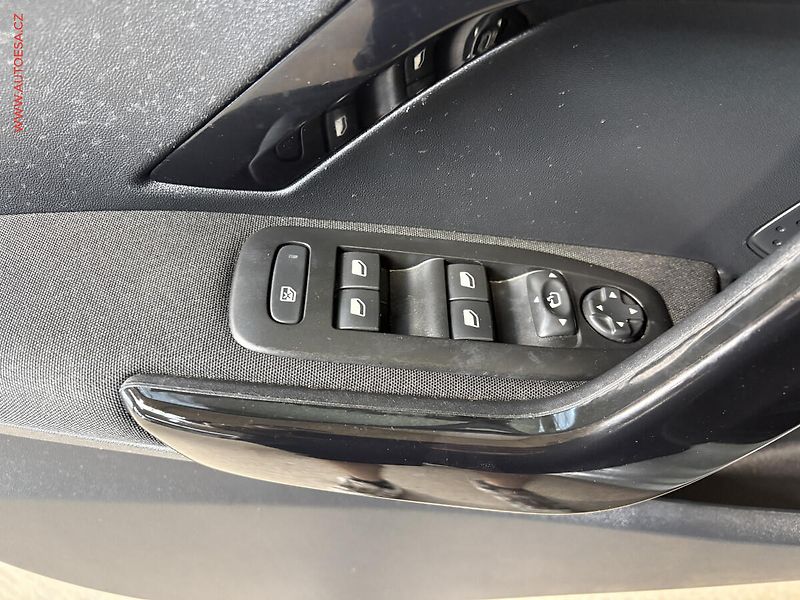 Peugeot 208 (2018) 1.2 PT, TechEdition, navi - fotka 12 z 16