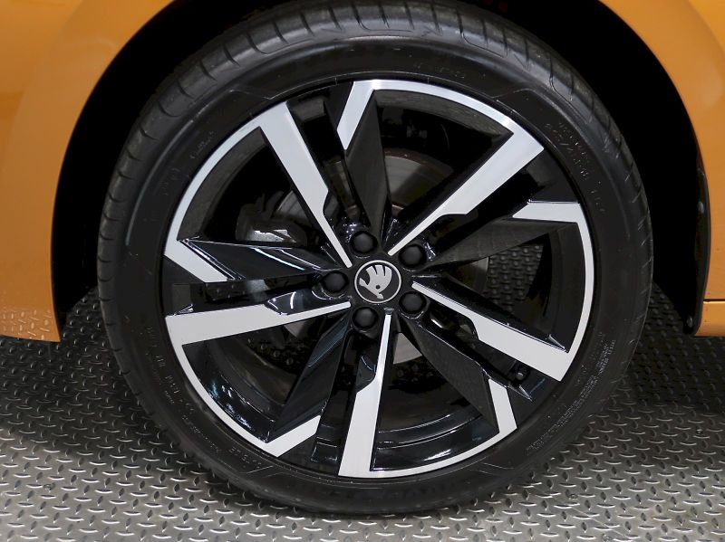 Škoda Kamiq (2025) MONTE CARLO 1.0TSI 85KW PANORA - fotka 12 z 40