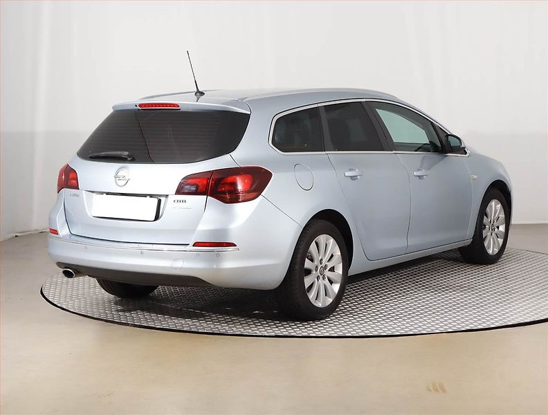 Opel Astra (2015) 2.0 CDTI, Tempomat - fotka 5 z 20