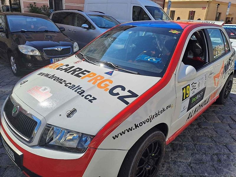 Přehlídku závodních aut a motocyklů pořádal Autoklub Mělník.